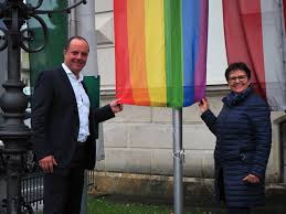 Wie und in welcher rei­hen­fol­ge ver­schie­de­ne flaggen ange­bracht werden müssen. Regenbogenfarben Fur Mehr Toleranz Weiz