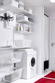 Bagian atas mesin cuci dilengkapi dengan kabinet khusus yang dapat digunakan sebagai papan setrika. Tips Memaksimalkan Ruang Laundry Di Rumah Dengan Ruang Sempit Fabelio