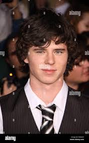 Charlie Mcdermott's Instagram, Twitter & Facebook
