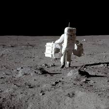 The death on saturday of former us astronaut alan bean means there are now just four men alive who can describe what it is like to set. Was The Moon Landing Faked Absolutely Not Says A Film Expert Quartz