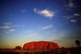 Mar 24, 2021 · (cnn) — after heavy rains battered northern australia for almost a week, stunning footage has emerged of waterfalls at uluru, the sacred sandstone monolith in the desert plains of the northern. Turis Dilarang Daki Uluru Australia Mulai Oktober 2019 Antara News
