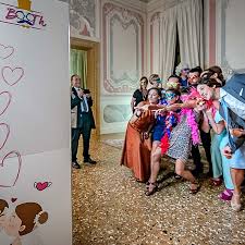 If your partner is in love with the story of jack and rose, then proposing to her as she walks down an exact replica of the doomed cruiser's. Book Photo Booths For Events In Venice Scarlett Entertainment Italy