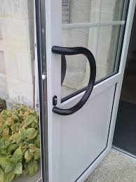 Ce système de fermeture de porte discret est utilisé essentiellement dans les boutiques ou dans les commerces, afin d'assurer une fermeture à chaque entrée ou sortie de clients. Entreprise Rge Posant Des Portes D Entree Fma Menuiserie 79120 Lezay