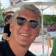 Born 1 august 1984) is a german former professional footballer who usually played as a central midfielder. Bastian Schweinsteiger Taucht Privat In Cafe Auf Promi Lastert Bei Seinem Anblick Speeezii Stars