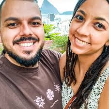 A vida é feita de contrastes: doce e amarga, calma e intensa, simples e  grandiosa. ✨ No meio desse agridoce, descobri que quando a gente para de  viver a vida dos outros