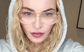 «я сама себя вытащила наверх за бретельки. Madonna Sdelala Novuyu Operaciyu