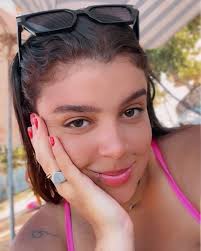 Ester Fernandes's Instagram, Twitter & Facebook