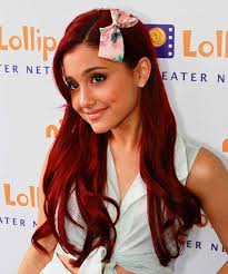 Caschetto medio corto per ariana grande che fà il pieno di likes su instagram grazie a questa nuova acconciatura capelli medio corta che . Capelli Ariana Grande Tutti I Look Da Ieri A Oggi In 22 Foto