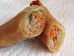 Refermez le spring roll assez serré en repliant les côtés gauche et droit vers l'intérieur, puis en roulant la galette vers le haut en la placez les rouleaux dans le panier de la friteuse airfryer et faites. Lumpia Rouleaux De Printemps Philippins Recettes Erasmus
