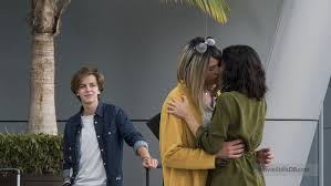 Encima de las llaves, tenía tres flores de lis (aún se mantienen en el escudo, pero en vez de tres son cinco), que simboliza el antiguo origen aquitano de la familia (de la que descendían también los reyes de francia, españa e inglaterra). La Casa De Las Flores Episode 1x13 Publicity Still Of Luis De La Rosa Paco Leon Besties Maria Jose Las Rosas