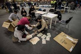 Las autoridades electorales anuncian el cierre de los centros electorales. Lrjumk3xexoccm