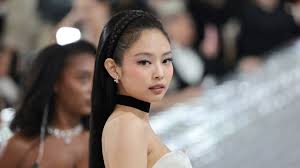 Fans Defend BLACKPINKs Jennie Following Rude Interaction in Paris | Teen  Vogue