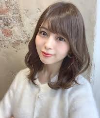 画像に含まれている可能性があるもの 1人 セルフィー クローズアップ medium hair styles anime hair diy hairstyles