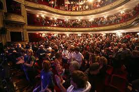 De grote zaal bestaat deels uit een amfitheater dat 1.150. De Oosterpoort De Stadsschouwburg Best Western Hotel Groningen Centre