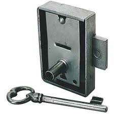 Une armoire (de armarium, armariolus, armariolum) est un meuble fermé, généralement en bois, toujours adossé à un mur, que l'on trouve dans une habitation. Serrure D Armoire Ancienne A Prix Mini