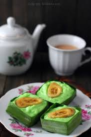 Gambar lukisan alat tulis di atas meja; Sarapan Lukisan Kuih Muih Di Atas Meja