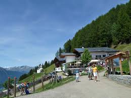 The philosophy of the taser family alp combines unique location and individual care, an excellent cuisine, personal service and the familiar, clear atmosphere. Familienwanderung Am Taser Hohenweg Meran Und Umgebung
