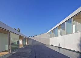 This Multifunctional Building By French Studio Ppa Architectures Provides A Residence Gallery Workshop And Ev Agence Architecture Maison Maisons Exterieures