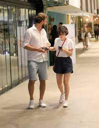 He is an actor, known for cobras & lagartos (2006), essas mulheres (2005) and guerra e paz (2007). Cassio Reis E Fernanda Vasconcellos Circulam Pelo Shopping O Fuxico