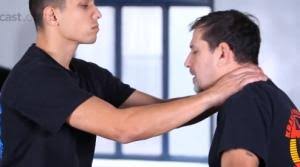 Et, enfin, une clé de bras dans le dos. Self Defense Apprenez A Effectuer Une Clef De Bras Efficace
