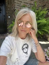 Julie Swift's Instagram, Twitter & Facebook