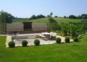 Abgesenkter Sitzplatz Mit Kalksteinblocken Eingefasst Outdoor Furniture Sets Backyard Outdoor