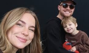 Esposa de Diego Cavalieri aproveita vexame do marido e reproduz foto nua