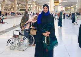 وحطت طائرة العاهل السعودي في مطار فنوكوفو الدولي جنوب غرب العاصمة الروسية، في مستهل الزيارة التي وصفت بالتاريخية. Ø¨Ø¹Ø¯ Ø¥Ø¹Ù„Ø§Ù† Ø·Ù„Ø§Ù‚Ù‡Ø§ ÙŠØ§Ø³Ù…ÙŠÙ† Ø¹Ø¨Ø¯ Ø§Ù„Ø¹Ø²ÙŠØ² Ø¨Ø§Ù„Ø­Ø¬Ø§Ø¨ Ø³Ù…Ø§ Ø§Ù„Ø¥Ø®Ø¨Ø§Ø±ÙŠØ©