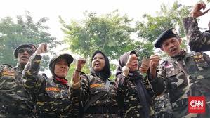 Namun, puluhan banser masih tetap bersikukuh meminta massa #2019gantipresiden untuk segera meninggalkan masjid. Pbnu Buka Suara Soal Banser Dicap Kafir Karena Enggan Takbir