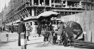 Berlin Bauarbeiten Am Alexanderplatz Blumenfrau Am Bauzaun 1930 Berlin Berlin Geschichte Historische Fotos