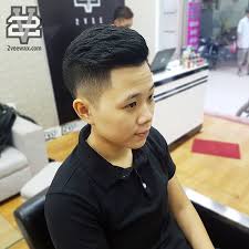 Tóc hàn quốc và những biến thể kiểu ngắn của nó vẫn chưa hề hạ nhiệt bởi độ hot của mình, với rất nhiều những thay đổi về kỹ thuật cắt, các phiên bản tóc nam ngắn hàn quốc đã được việt hóa một cách tinh tế, mang tới sự hòa hợp tới mức hoàn hảo với nét mặt và diện mạo của. Hard Part Kiá»ƒu Toc Nam Ä'áº¹p Theo Phong Cach 2vee Han Quá»'c Toc Nam Dep