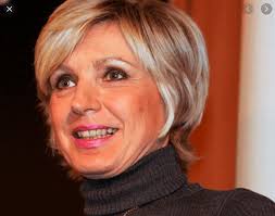 La présentatrice historique de tf1 a pu compter sur le soutien de ses amis, mais aussi des téléspectateurs. Evelyne Dheliat Sa Fille Olivia S Exprime Pour La Premiere Fois Lors D Un Reportage