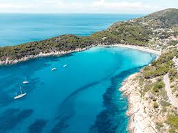 La versilia, famosa per la sua mondanità, è un ramo di terra nella provincia di lucca che parte dalla base delle alpi apuane ed arriva fino al parco di san rossore, provincia di pisa, ha il suo punto di forza nelle lunghe e larghe spiagge di sabbia molto fine con le caratteristiche dune costiere.sono molto conosciute tutte le località di villeggiatura, forte dei marmi, marina di. Le 10 Spiagge Piu Belle Della Toscana Dove Andare Al Mare