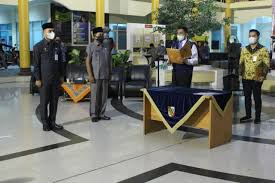 Keuangan daerah adalah semua hak dan kewajiban daerah yang dapat dinilai dengan uang dan segala sesuatu berupa uang dan barang yang kepala daerah selaku kepala pemerintah daerah adalah pemegang kekuasaan pengelolaan keuangan daerah dan mewakili pemerintah daerah dalam. Kepala Bapenda Lantik 3 Pejabat Baru Pekanbaru Go Id