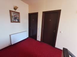 Parcare gratuita, wifi gratuit, locatie centrala, mic dejun inclus si camere spatioase. Cazare Ieftina Si Centrala Brasov Hotel 3 Stele