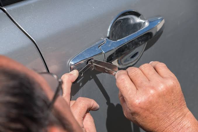 The Benefits of Using a Professional Car Lockout Service | Speed's Towing
