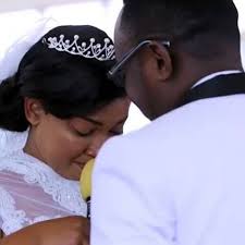 Duu mteja kaniomba nimuimbie huu wimbo kwenye harusi yake,, sasa hapa zoezi  limekolea hapa bado piano tuu,,Dj Fredy nletee piano yangu nishuke  mavoco...