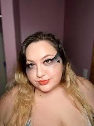 AMBER PUTT- makeup added a new photo.