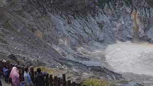 Kelak, tunggul atau pangkal pohon itulah yang berubah menjadi gunung dan sekarang disebut sebagai bukit tunggul. Gunung Tangkuban Parahu Antara Legenda Sangkuriang Dan Erupsi Regional Liputan6 Com