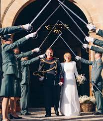El photocall coche de guardia civil, corresponde al diseño actual de las patrullas, con el capó. Mujeryguardiacivil On Twitter Boda De Guardia Civil Companer S Del Novio Forman Un Arco De Sables A La Salida De La Iglesia Bajo El Que Pasan Los Recien Casados Mujeresguardiasciviles 30anosalserviciodelaciudadania Treintaanospatrullandojuntos