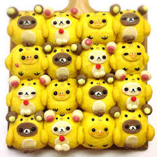 おはようございます ストーリーにも載せましたが 前から気になっていたキイロイトリ被りのぬいぐるみ 昨日 出掛けた先で見つけたので即買いしてしまいました そして今日は みんなキイロイトリバージョンの ちぎりパン を作りました