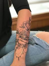 Tatouage plume noir et blanc femme avant bras. Tatuagens De Flores Tatuagens Ideias Trendy Tattoos Tattoos Arm Tattoo