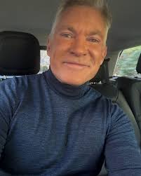 Work done ✓!! Vaca starts!! ( make up still on😅) off to Brazil for  carnival… I've never had the opportunity to go before and this should be a  blast! I promise I