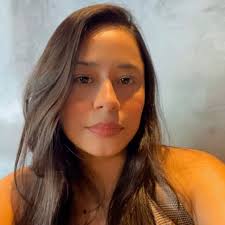 INGLÊS BÁSICO Traduza: Atualmente, eu tento evitar lugares muito  barulhentos porque eu sou mais feliz sem eles.