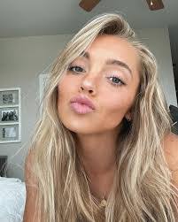 Debra Featherstone's Instagram, Twitter & Facebook