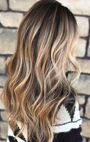 Beige Und Bronde Hebt Braune Haare Mit Blonden Strahnen Hervor Braunes Haar Mit Blonden Highlights Braune Haare Haarfarben