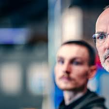 Peter Hamann ist nicht nur in seiner Rolle als Geschäftsführer präsent,  sondern auch regelmäßig in den Werkstätten anzutreffen, wo er aktiv mit  anpackt und bei der Qualitätssicherung an den Maschinen und Werkzeugen