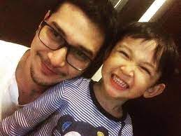 Fezrul khan is an actor, known for bencinta (2013), minyak dagu (2013) and kl gangster: Fezrul Khan Sebak Tak Dapat Beraya Dengan Anak Mynewshub