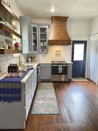 How To Choose A Vent Hood In 2020 Small Kitchen Inspiration Kitchen Design White Kitchen Restaurant