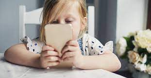 Seitdem florentine 7 jahre alt ist, spielt sich zu jedem geburtstag, weihnachten, ostern und wann immer es sonst noch grund für geschenke gibt, das gleiche spiel ab. Handy Fur Kinder Ab Welchem Alter Ist Ein Smartphone Sinnvoll Was Fur Ein Leben